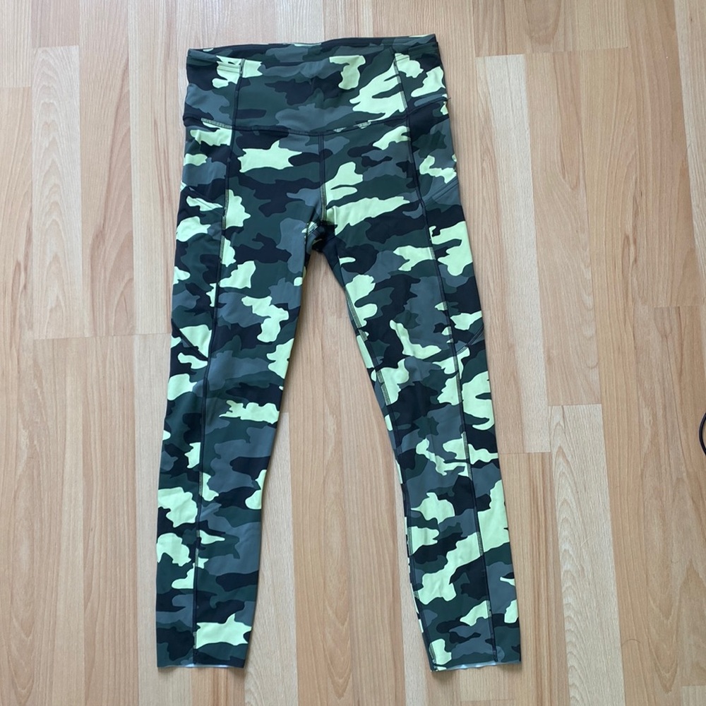 NWOT Lululemon Crops with Side Pockets
